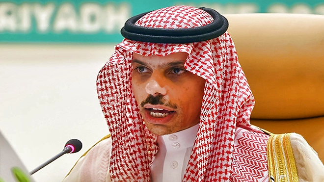 وزير الخارجية السعودي يصل طهران.. وسيلتقي الرئيس الإيراني اليوم